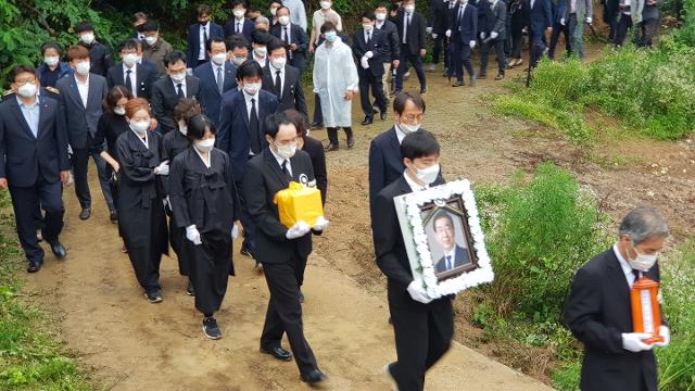 유족들이 13일 오후 박원순 전 시장의 영정과 유골함 들고 장지로 이동하고 있다. 박용기 기자