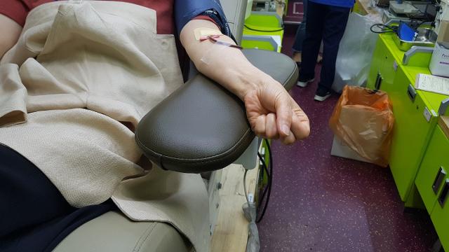 신종 코로나바이러스 감염증(코로나19) 완치 판정을 받은 신천지 대구교회 신자가 13일 경북대병원에서 혈장을 기부하고 있다. 박용기 기자 ygpark@hankookilbo.com