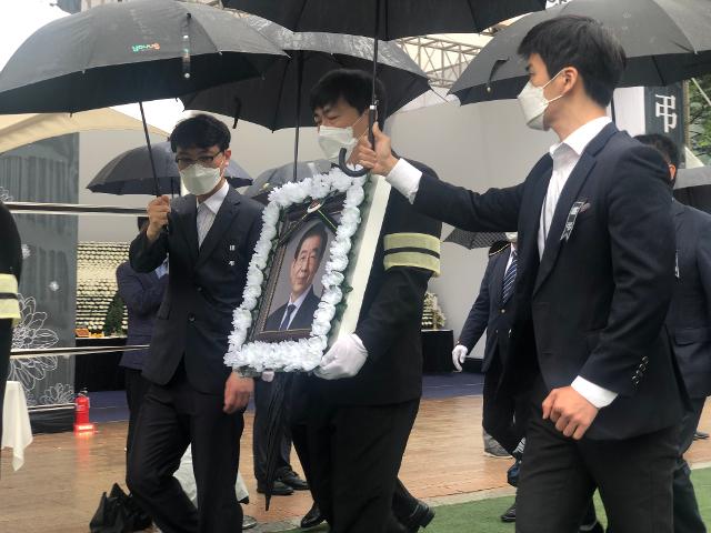 13일 오전 서울시청 앞 광장에서 박원순 서울시장의 유족이 박 시장의 영정을 품에 안고 이동하고 있다. 이승엽 기자