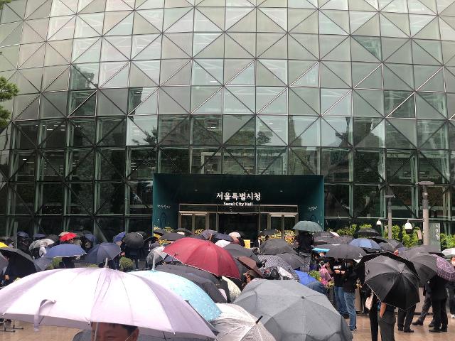 13일 오전 서울시청 앞 정문에 박원순 서울시장의 마지막 모습을 보기 위해 시민들을 대기하고 있다. 이승엽 기자