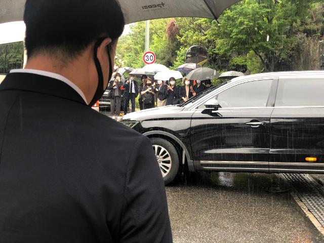 13일 오후 서울 강남구 서울추모공원에서 박원순 서울시장의 지지자들이 유족들이 탑승한 차량을 배웅하고 있다. 이승엽 기자
