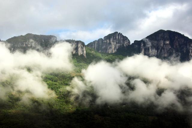 후베이성 언스대협곡 바위산이 운무에 휩싸여 있다.