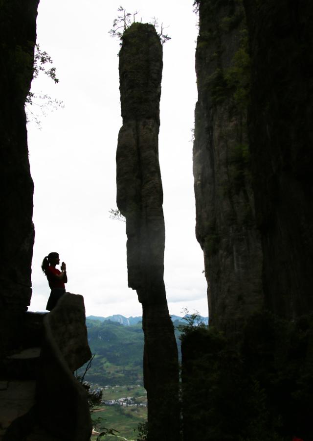 언스대협곡 일주향 앞에서 한 여성이 합장하고 있다.