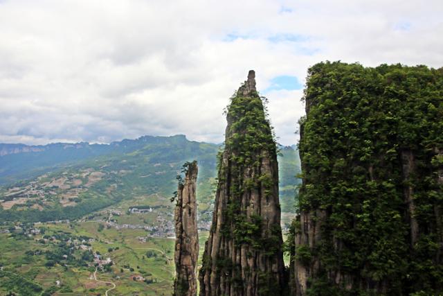 언스대협곡의 대지산천. 바위 봉우리가 '천(川)'자 모양으로 모여 있다.