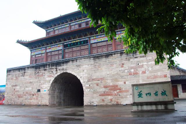 기주고성. 유비가 제갈량에게 아들 유선을 부탁했다는 '탁고' 고사가 전해지는 곳이다.