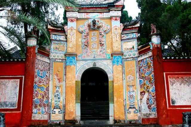 공손술의 무덤인 백제묘 대문.