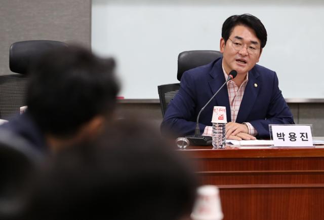 박용진 더불어민주당 의원이 2일 국회 의원회관에서 열린 기본소득 어디까지 알아? 기본소득의 정의와 여러 쟁점에 관한 해답 토론회에서 발언하고 있다. 뉴스1