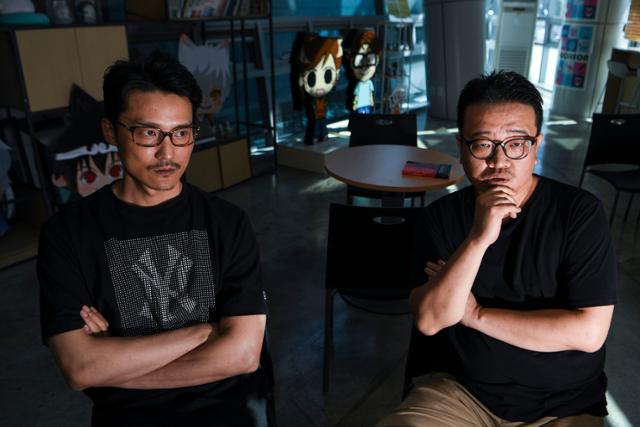 [저작권 한국일보] 최근 단행본이 출간된 웹툰 '지옥'의 연상호, 최규석 작가를 15일 오후 경기 부천 한국만화영상진흥원에서 함께 만났다. 20년지기로 오래 작업을 함께 해왔지만, 정작 둘이 함께 인터뷰를 하는 것은 처음이다. 이한호 기자