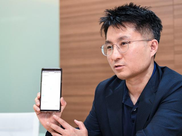 [저작권 한국일보] 이준승 샤플앤컴퍼니 대표가 직접 개발한 유령 직원을 막을 수 있는 '샤플' 앱에 대해 설명하고 있다. 이한호 기자