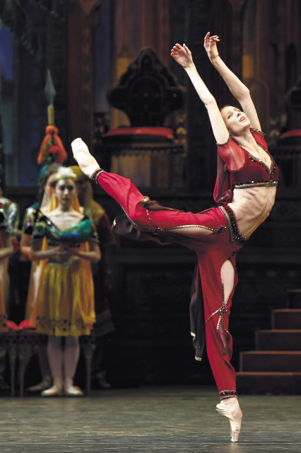 월드 발레스타 스베틀라나 자하로바의 ‘라바야데르’ 공연장면. [사진=세종문화회관]