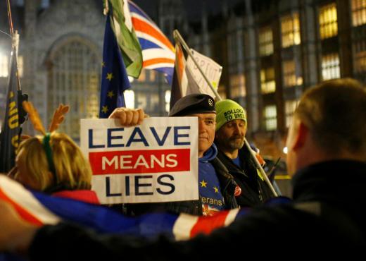 브렉시트 찬성파와 반대파가 영국 의회 앞에서 대치하고 있다. [로이터]