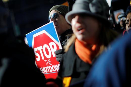 미국 정부의 셧다운 중단을 외치고 있는 시위대. [로이터]