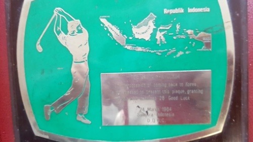 1984년 필자가 처음으로 100타를 깼을 때 만든 기념패.