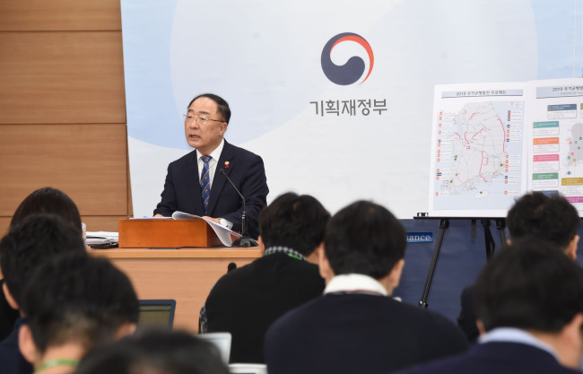 홍남기 경제부총리 겸 기획재정부 장관이 지난 29일 정부세종청사에서 예비타당성조사 면제 대상을 발표하고 있다 [사진=기획재정부]