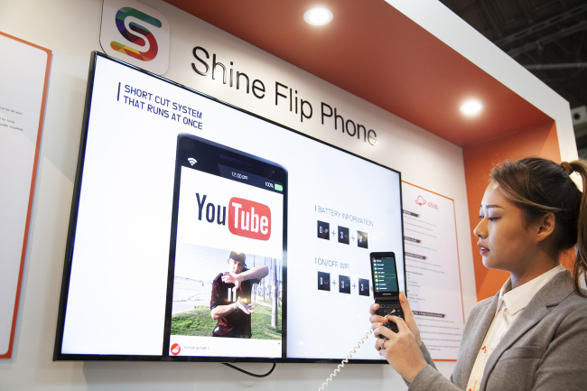 SK텔레콤과 함께 4YFN에 참여한 스타트업 ‘에이티랩’이 시각장애인이 주로 사용하는 버튼식 피처폰에서 동작하는 스크린리더 솔루션을 선보이고 있다. [SK텔레콤 제공]