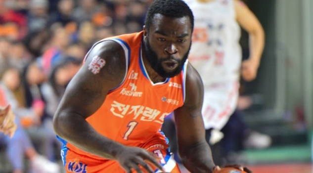 생방송 도중 “나가?”, “닥쳐” 등 할 줄 아는 한국말을 소개해 중계진을 깜짝 놀래킨 인천 전자랜드 소속 기디 팟츠. [OSEN]