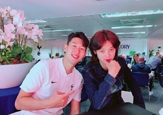 축구스타 손흥민이 연예인 절친으로 통하는 정준영과 함께 찍어 SNS에 올린 사진을 삭제한 데 이어 언팔로우 하면서 관계 정리에 나선 모양새다. [손흥민 인스타그램 캡처]