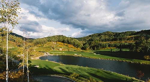 비전코스 2번홀 그린과 5번홀.