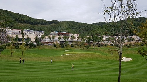 비전코스 4번 홀 옆 공사중인 리조트.