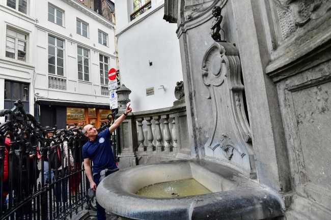 벨기에 브뤼셀의 관광 명물인 ‘오줌싸개 소년(Manneken Pis)’ 조각상. [AFP]