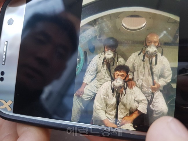 지난 15일 서울 여의도의 한 카페에서 만난 세월호 민간잠부수 황병주 씨가 보여준 당시의 사진. [정세희 기자/say@heraldcorp.com]