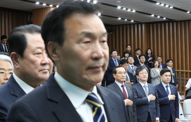 18일 국회에서 열린 바른미래당 의원총회에서 손학규 대표와 유승민 의원이 국기에 경례하고 있다. [연합]