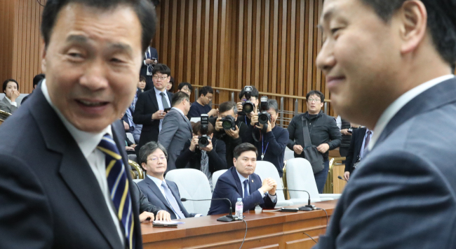 18일 국회에서 열린 바른미래당 의원총회에 손학규 대표와 유승민 의원이 굳은 표정으로 참석해 있다. [연합]