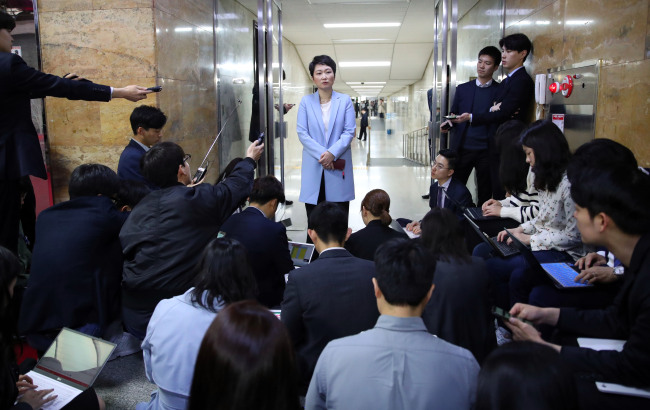 당원권 1년 정지 처분을 받은 이언주 바른미래당 의원이 지난 18일 여의도 국회에서 열린 의원총회 참관을 마치고 회의장을 나서며 취재진 질문에 답하고 있다. [연합]