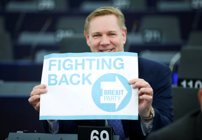 유럽의회 조나단 블락 의원이 브렉시트당 표지판을 들고 있다. [로이터]