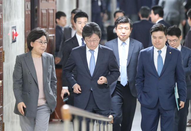 유승민 바른미래당 전 대표(왼쪽 두번째)가 지난 23일 의원총회를 마친 뒤 굳은 표정으로 회의장을 나서고 있다. [연합]