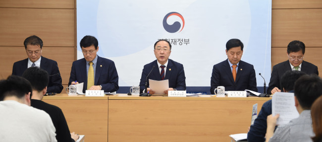 홍남기 부총리 겸 기획재정부 장관이 지난 22일 정부세종청사에서 열린 미세먼지 등 국민안전과 경기 선제 대응 및 민생경제 지원을 위한 6조7000억원 규모의 추가경정예산안 사전 브리핑에서 모두발언을 하고 있다. 왼쪽부터 방기선 기재부 차관보, 이호승 1차관, 홍 부총리, 구윤철 2차관, 안일환 예산실장. [기획재정부 제공]