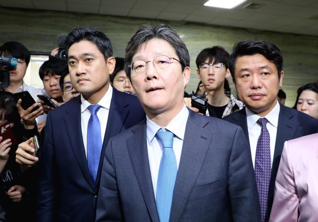 유승민 바른미래당 전 대표(가운데) 등 의원들이 25일 오전 국회 의사과에서 사법개혁특별위원회 간사인 오신환 의원 사보임계가 팩스로 접수된 것을 확인한 뒤 입원 중인 문희상 국회의장에게 향하고 있다. [연합]