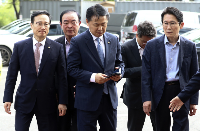 홍영표(왼쪽부터) 더불어민주당 원내대표, 장병완 민주평화당 원내대표, 김관영 바른미래당 원내대표, 윤소하 정의당 원내대표가 지난 24일 오후 문희상 국회의장의 병문안을 위해 가톨릭대학교 여의도성모병원을 찾고 있다. [연합]