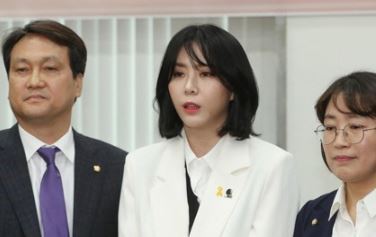 국회에서 열린 북콘서트 현장에서 윤지오는 머니투데이 홍선근 회장으로부터 2009년 꽃바구니를 받았다고 주장했다. [연합]