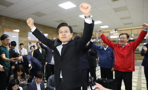 자유한국당 황교안 대표가 26일 오전 국회 의안과 앞에서 공직선거법과 고위공직자범죄수사처법 등의 패스트트랙 저지를 위한 국회 농성을 계속중인 의원들과 당직자들을 격려 방문, 구호에 맞춰 손을 들어보이고 있다. [연합]