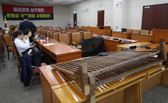 자유한국당 의원들이 지난 25일 정치개혁특위가 열릴 국회 행안위 회의장에서 밤샘 농성을 하고 있다. [연합]