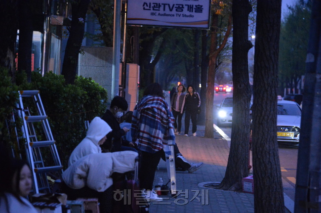 지난 17일 오후 7시께 서울 여의도 KBS 방송국 앞. 이들은 다음날 오전 7시에 있을 한 아이들의 일정에 맞춰 전날 밤부터 줄을 섰다. 이들은 대략 12시간을 같은 자리에서 기다렸다. [사진=김유진 기자]