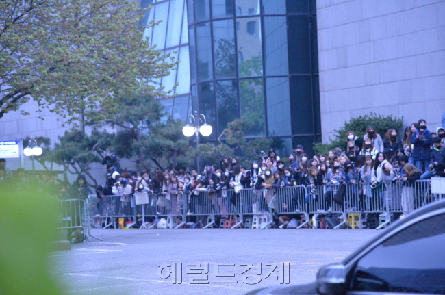 지난 19일 오전 7시께. 서울 여의도 KBS 방송국으로 출근하는 아이돌을 촬영하기 위해 모인 홈마들의 모습. 김성우 기자/ zzz@heraldcorp.com]