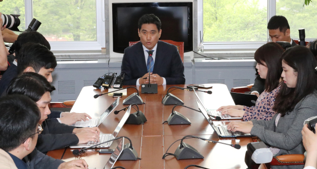 오신환 바른미래당 의원이 29일 국회에서 유승민ㆍ지상욱ㆍ정병국ㆍ하태경 의원 등과 긴급회동을 한 뒤 기자회견을 하고 있다. [연합]