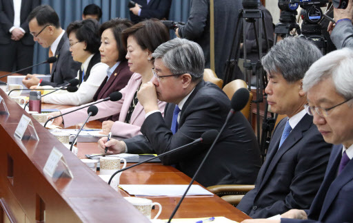 29일 오전 정부서울청사에서 열린 경제활력대책회의에 참석한 이재갑 고용노동부 장관(오른쪽 세번째) 등 경제관계 장관들이 진지한 표정으로 홍남기 부총리 겸 기획재정부 장관의 발언을 듣고 있다. 우리경제가 올 1분기에 전분기대비 마이너스 성장을 한 가운데 제조업과 30~40대 취업자가 지속 감소하면서 국민들의 경제고통이 심화하고 있다. [연합]
