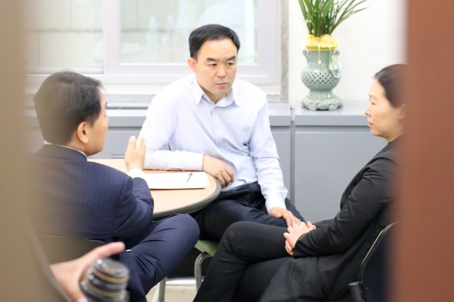 김관영 바른미래당 원내대표(왼쪽부터)와 당시 같은당 사개특위 위원인 채이배, 권은희 의원이 지난 25일 국회 운영위원장실에서 이야기하고 있다. [연합]