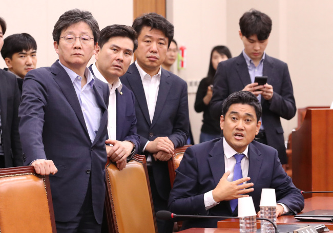 국회 사법개혁특위 이상민 위원장과 더불어민주당 소속 위원들이 지난 26일 오전 자유한국당 의원들의 봉쇄를 따돌리고 법사위 회의실에 진입해 사법개혁특위가 개의하자 후에 들어온 유승민 바른미래당 전 대표(왼쪽)와 오신환 의원(오른쪽) 등이 위원장에게 항의하고 있다. [연합]