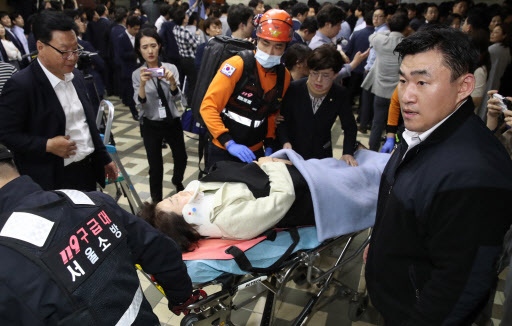 자유한국당 김승희 의원이 26일 새벽 여야 4당의 수사권조정법안을 제출하기 위해 국회 의안과를 진입하는 더불어민주당 당직자들을 저지하다 부상을 입어 후송되고 있다. [연합] 문희상 국회의장은 25일 국회 사법개혁특별위원회 바른미래당 간사인 오신환 의원의 사보임(상임위ㆍ특위 의원 교체)을 허가했다. 이에 자유한국당 의원들이 다음 간사인 채이배 의원실을 점거하자 채 의원이 창문을 통해 기자들과 인터뷰하고 있다. [연합]