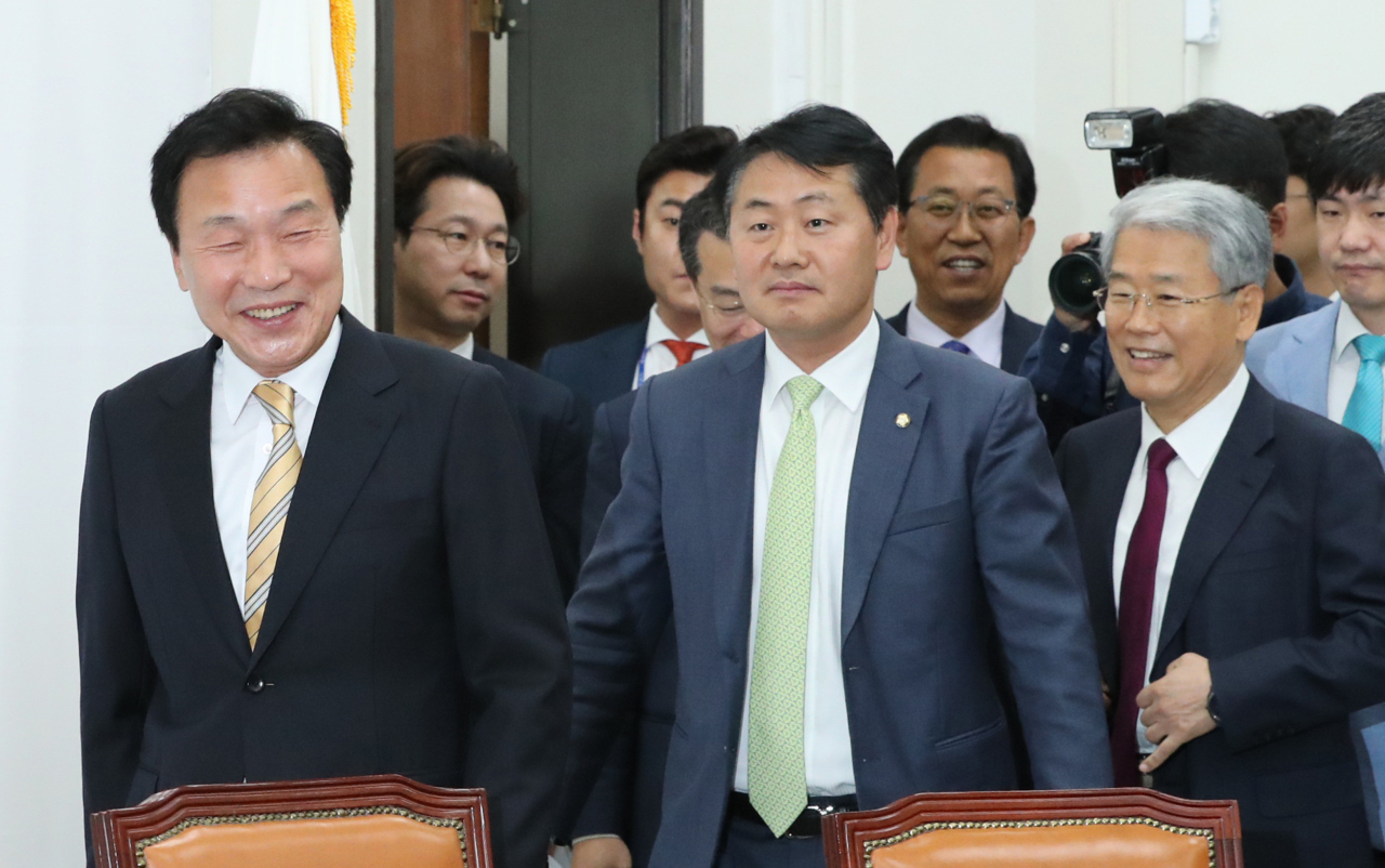 손학규 바른미래당 대표(왼쪽)와 김관영 원내대표(왼쪽 두번째)가 30일 국회 기자회견장으로 들어서고 있다. [연합]