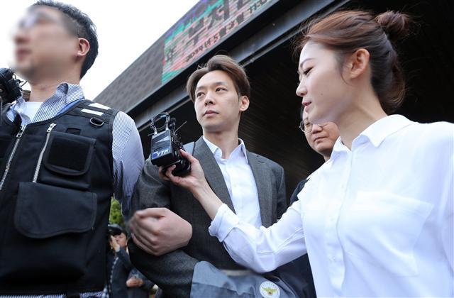 마약 투약 혐의로 구속된 배우 겸 가수 박유천 씨가 3일 오전 검찰 송치를 위해 경기도 수원시 수원남부경찰서를 나오면서 취재진의 질문에 답하고 있다. [연합]