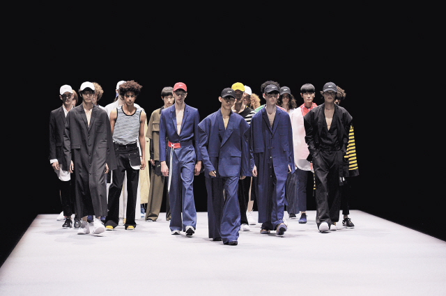 2018 봄·여름 문수권 컬렉션 피날레. 조르지오 아르마니의 후원을 받아 밀라노 패션위크에 섰다.