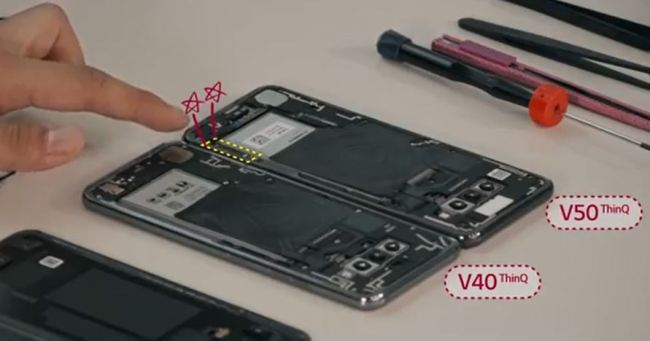 LG전자 ’LG V50 ThinQ‘를 분해한 모습. 노란색 점선 테두리에 위치한 부분이 5G 안테나 부품이다. [LG전자 유튜브 캡처]