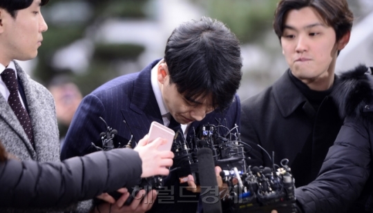 <사진>성접대 의혹이 불거진 빅뱅 멤버 승리(본명 이승현)가 피의자 신분으로 조사를 받기 위해 3월 14일 오후 서울지방경찰청으로 출석하고 있다. [사진=박해묵 기자]