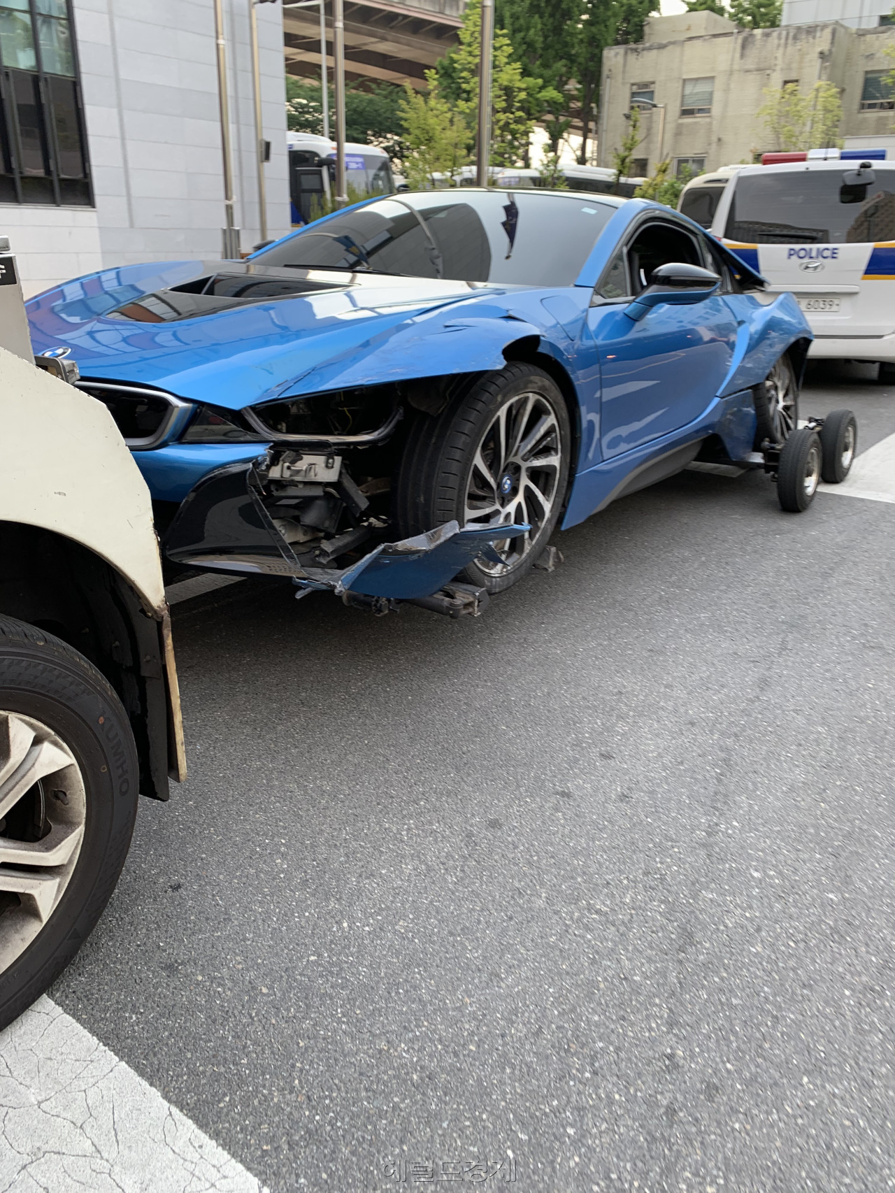 A씨가 몰았던 BMW 차량의 파손된 모습. BMW i8은 일명 [사진=박자연 인턴기자/nature68@heraldcorp.com]