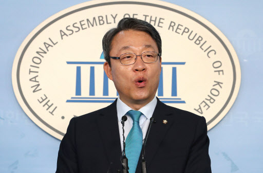 바른미래당 김성식 의원이 13일 오전 국회 정론관에서 원내대표 경선 출마선언을 하고 있다. [연합]